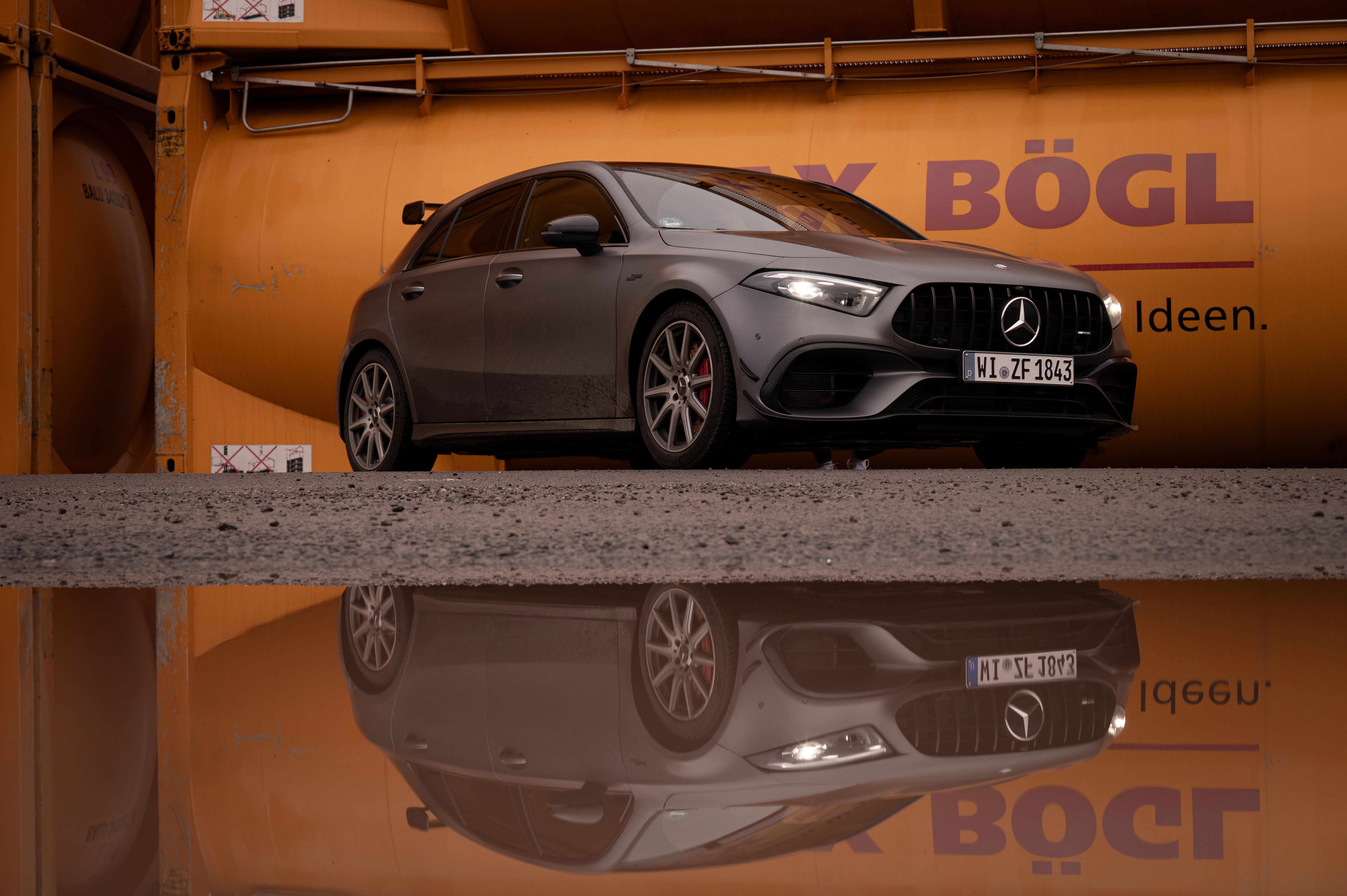 Mercedes-Benz Stern auf MBUX-Display im Mercedes-AMG A 45 S