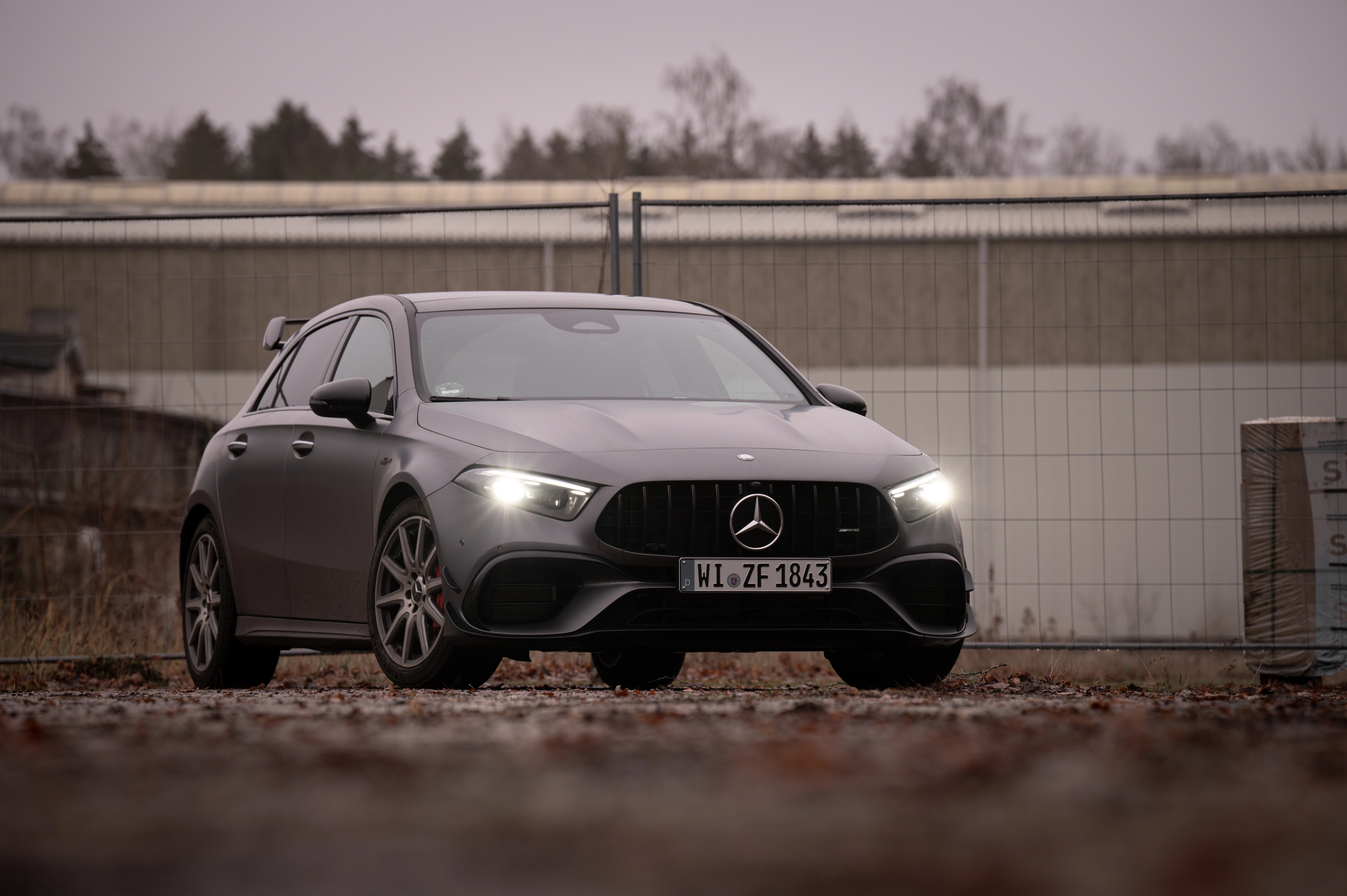 Mercedes-AMG A 45 S vor Industriegebäude